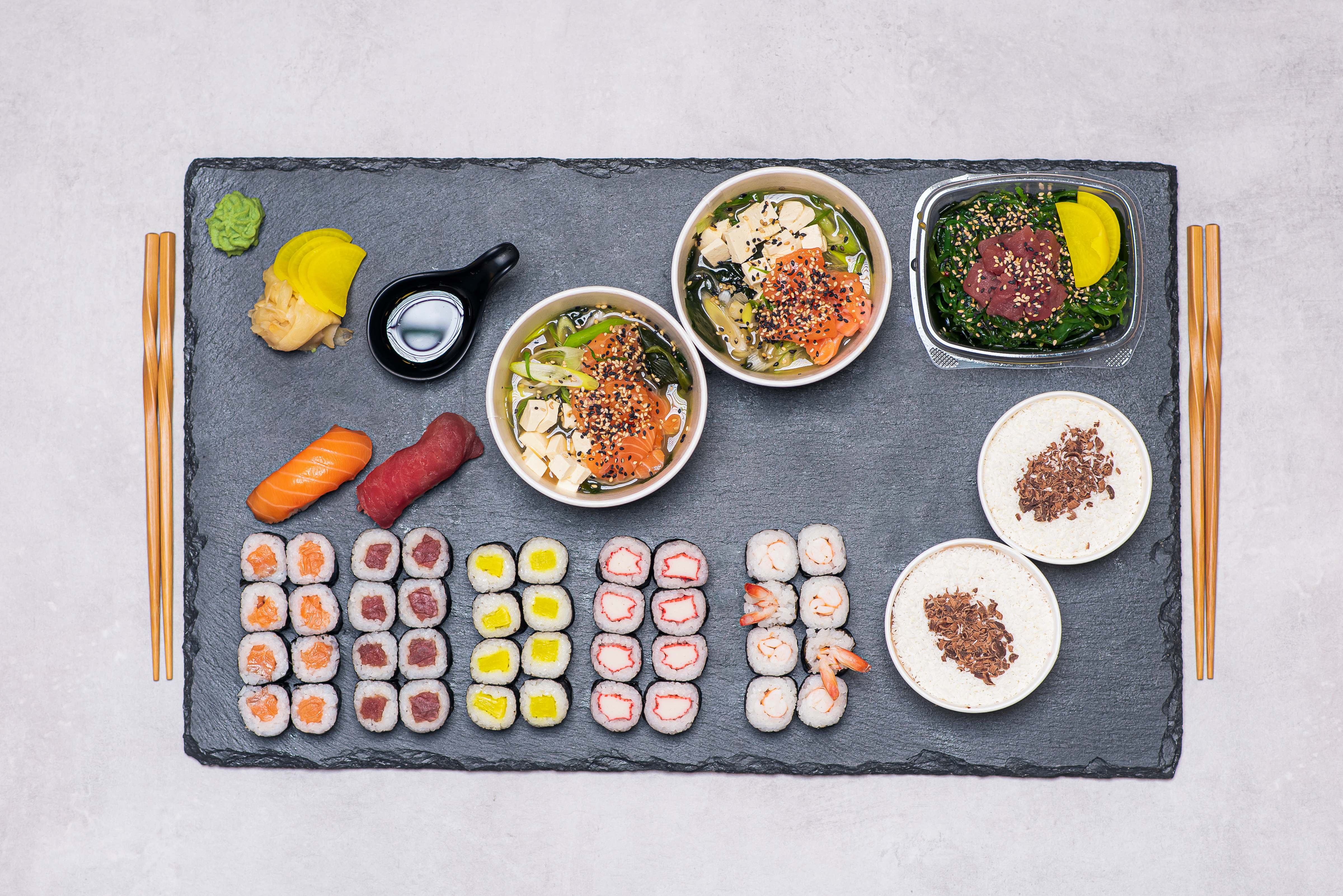 Sushi Set Fish s Tmavou Miso polévkou losos a salátem Wakame Tuňák a desert