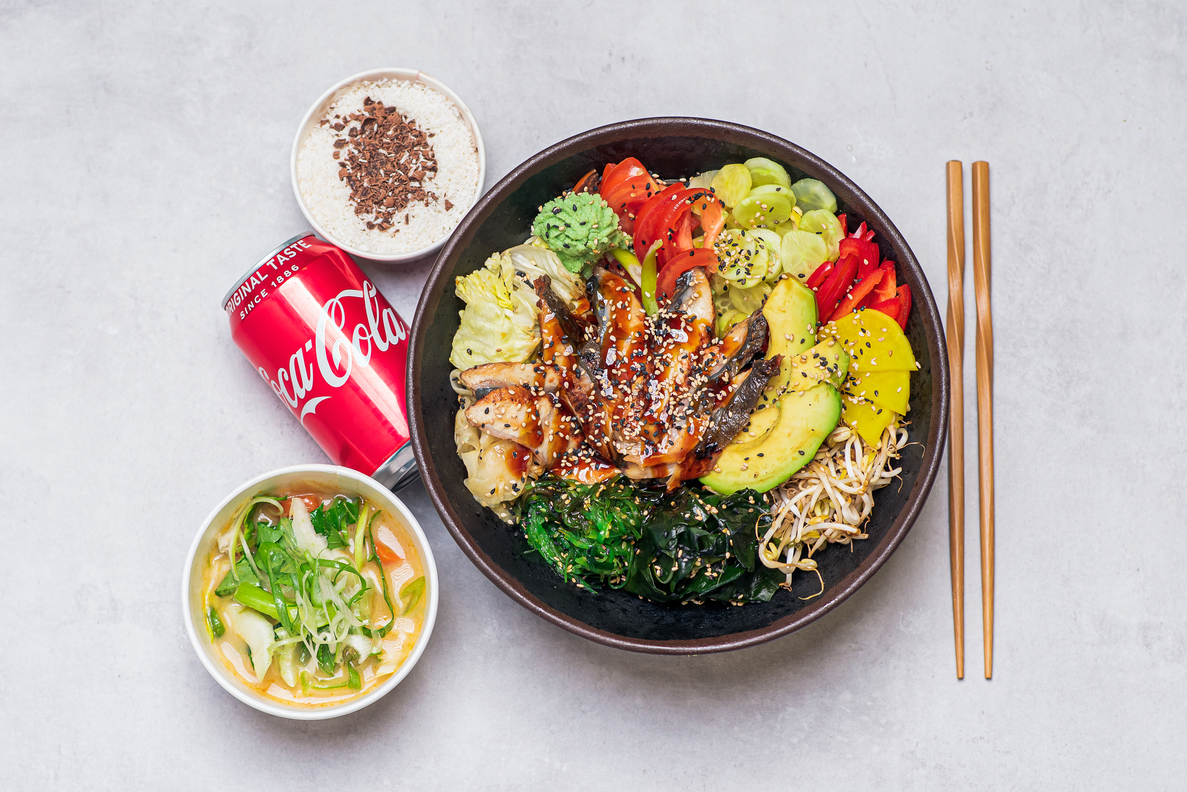 Poke bowl úhoř 450 g, Tmavá miso Vegie 330 ml, Nápoj, Desert