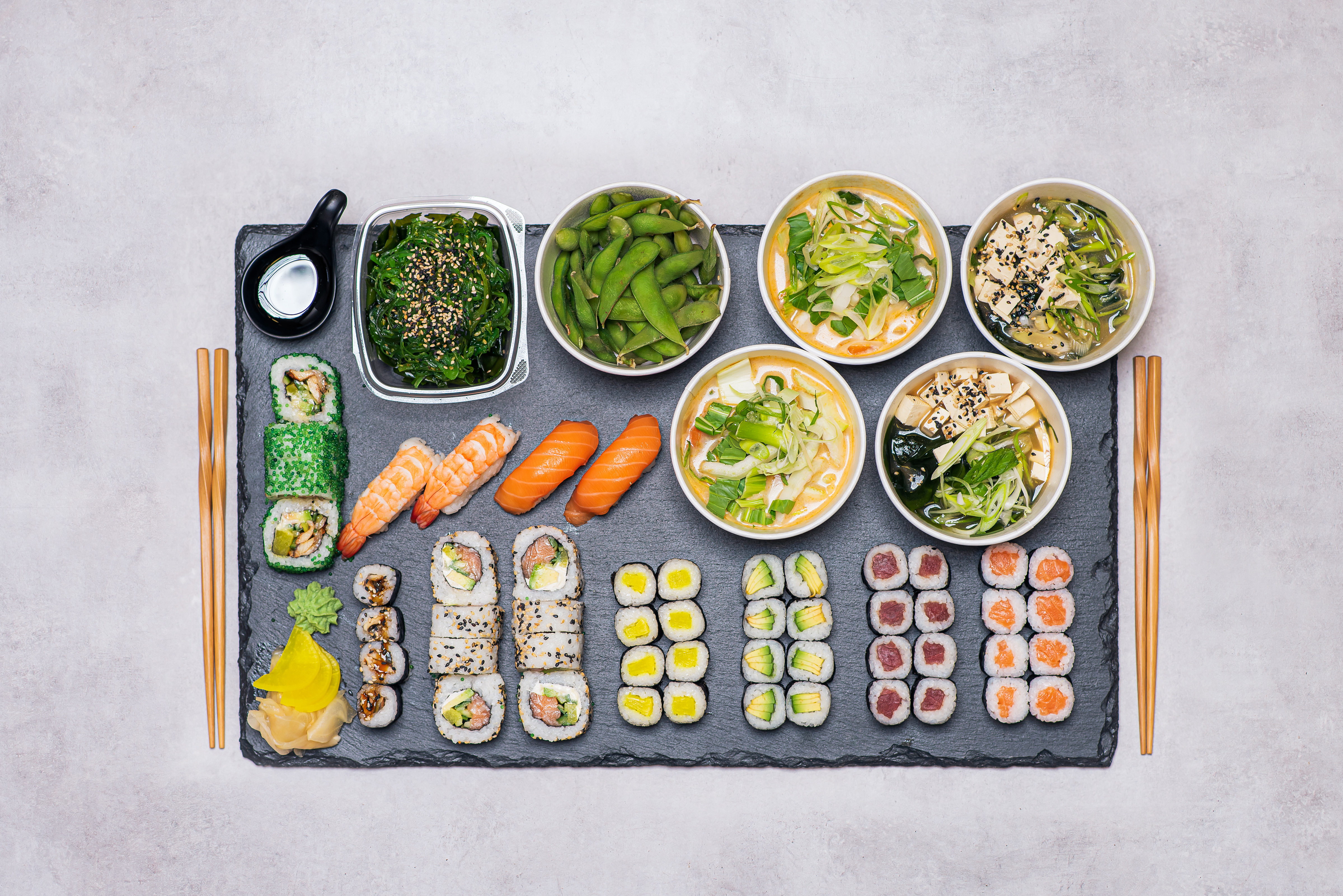 Sushi Set pro Čtyři s Tmavou Miso a Tom Yum polévkou, Edamame a salátem Wakame