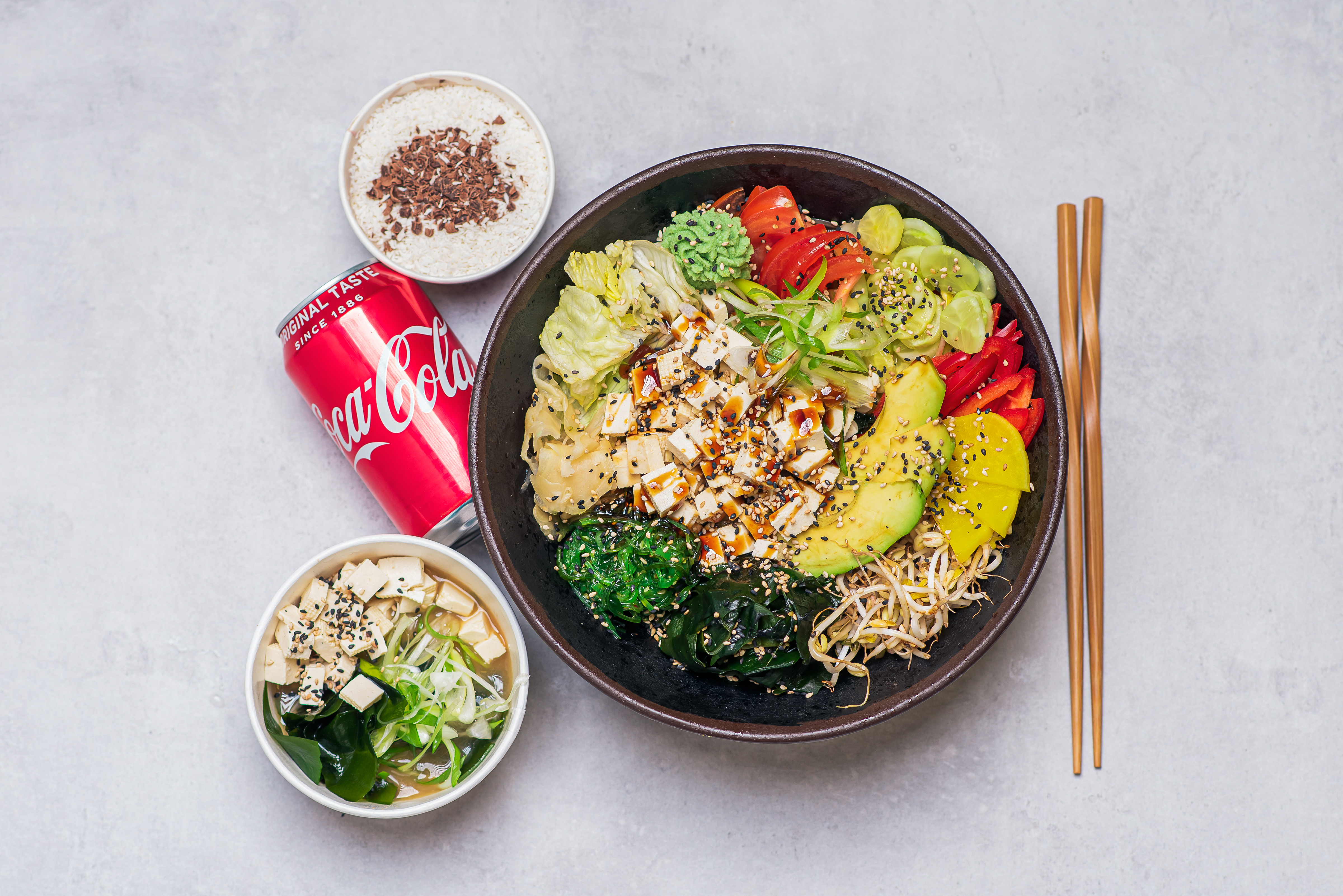 Poke bowl vegetarián 450 g, Tmavá miso polévka 330 ml, Nápoj, Desert