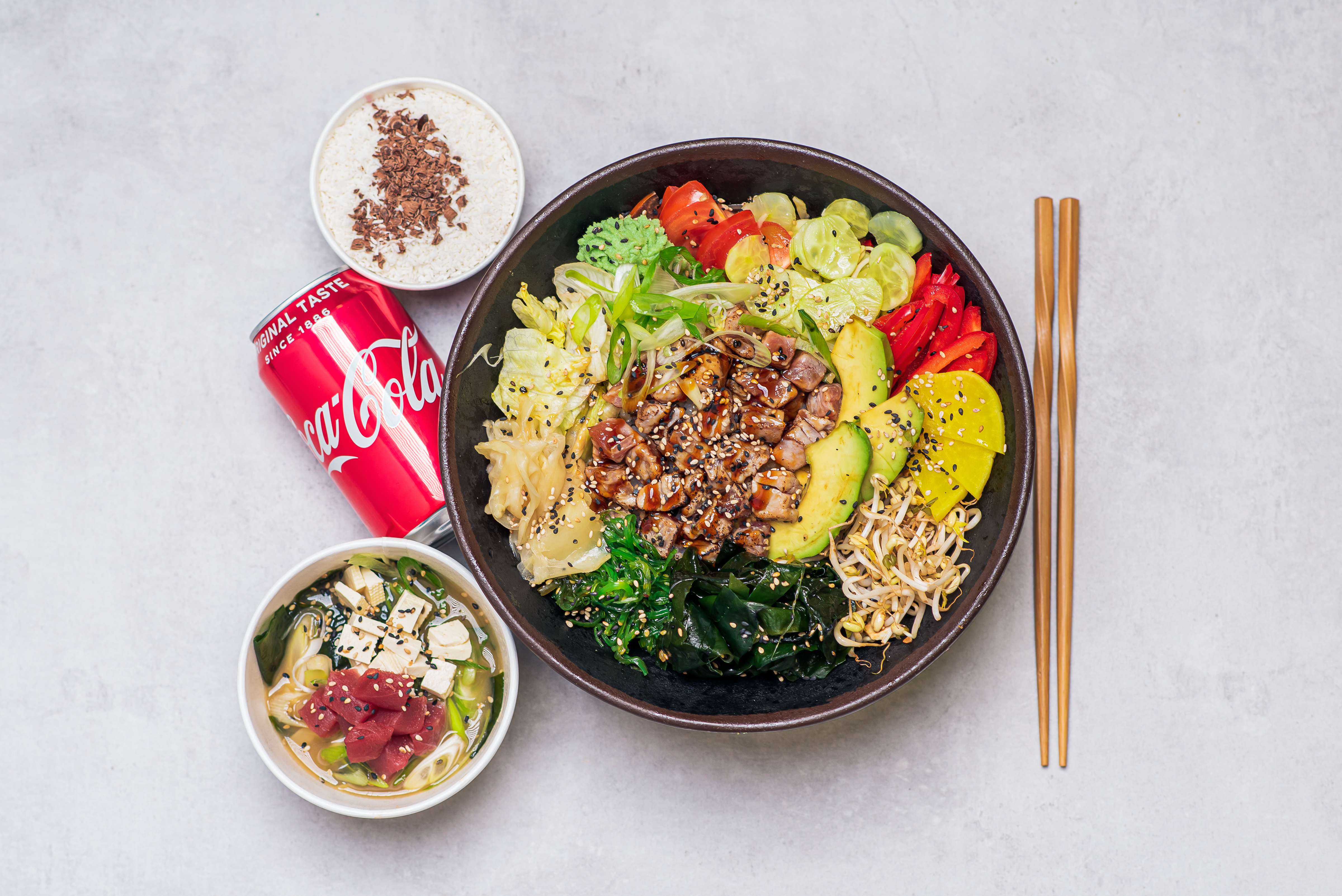 Poke bowl grilovaný tuňák 450 g, Tmavá Miso polévka tuňák 330 ml, Nápoj, Desert